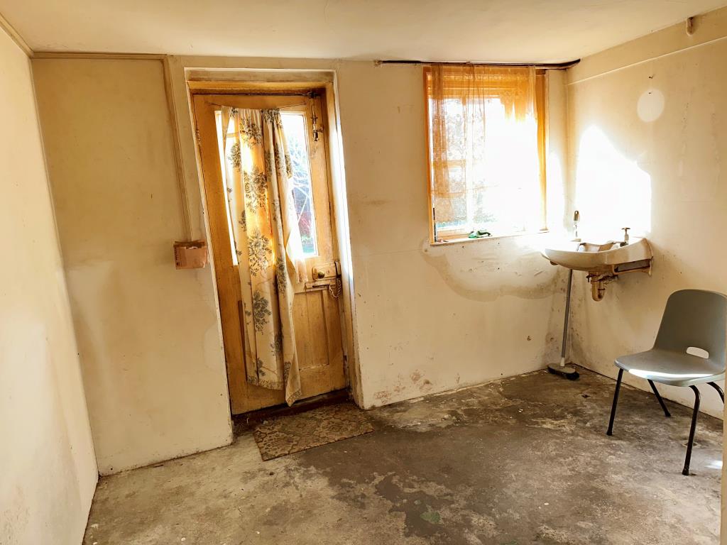 Lot: 141 - THREE-BEDROOM MAISONETTE FOR IMPROVEMENT - Bedroom located on the ground floor with garden access